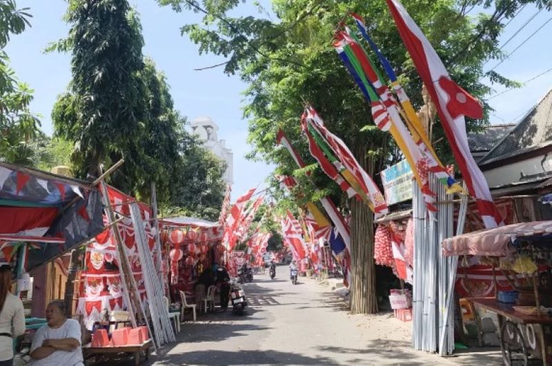 Menjelang hari kemerdekaan ramai penjual bendera di tepi jalan