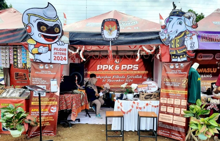 MERIAH: Bupati Purworejo Yuli Hastuti saat meninjau suasana Gebang Expo 2024 yang digelar 2-4 Agustus. Kegiatan ini menjadi agenda tahunan untuk memberikan kesempatan bagi para pelaku UMKM.