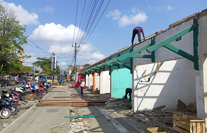 BANGUNAN LAWAS DIBONGKAR: Pekerja memulai proyek revitalisasi Pasar Pagi Kebumen dengan membongkar ruko bagian depan pasar.
