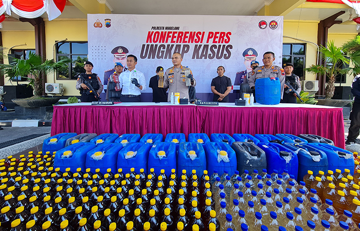 SITA MIRAS: Polreta Magelang menyita ratusan botol dan puluhan jeriken berisi miras dari seorang penjual di Jalan Blabak-Sawangan, Mungkid, Jumat (2/8) lalu.NAILA NIHAYAH/RADAR JOGJA  