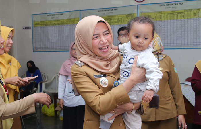 DEKAT MASYARAKAT : Wakil Bupati Kebumen Ristawati Purwaningsih ikut ambil bagian saat peluncuran program screening TB balita stunting di Desa Kuwayuhan, Kecamatan Pejagoan, Senin (5/8).