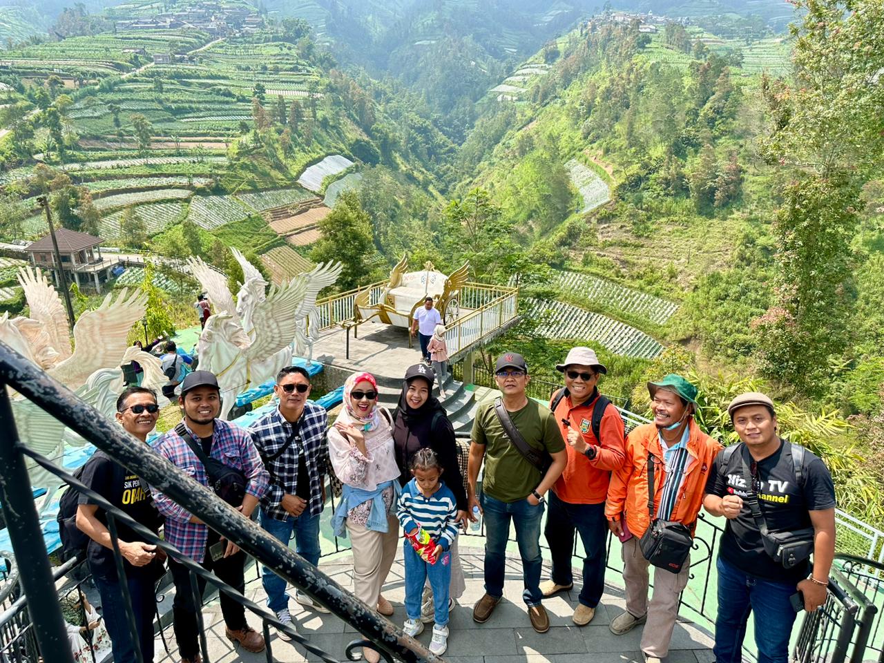 MCC dan Dokter Tour and Travel menggelar kegiatan "Explore Wisata", mengunjungi Negeri Kahyangan di Kecamatan Sawangan, Magelang, Jawa Tengah, Minggu (4/8/2024).  Foto: Doc MCC