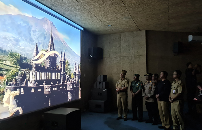 SIMBOLIS: Asisten Perekonomian dan Pembangunan Setda Kabupaten Magelang saat meluncurkan logo dan tagline pariwisata Kabupaten Magelang di Ketep Pass, Selasa (6/8/2024).