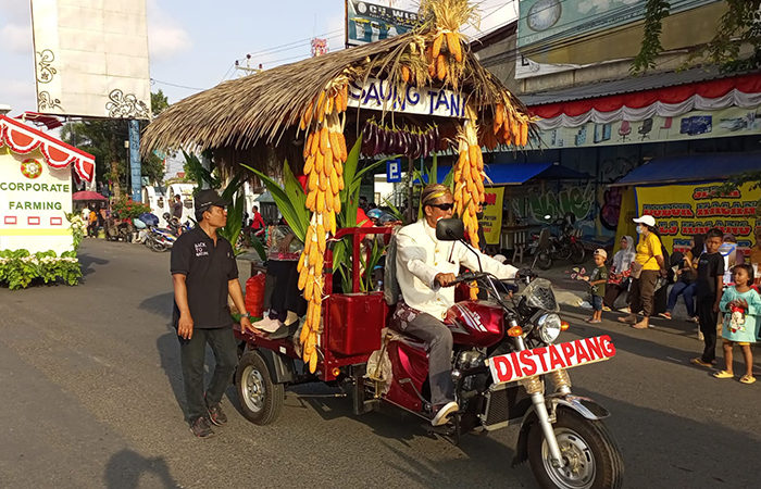 IRING-IRINGAN : Keseruan karnaval dalam rangka memeriahkan peringatan HUT RI dan Hari Jadi Kebumen pada tahun 2023. (M Hafied/Radar Jogja)