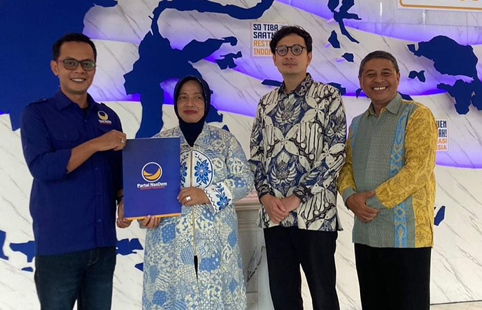 Ketua DPC Partai Nasdem Purworejo Eko Januar Susanto tengah memegang map berlogo Partai Nasdem bersama Yuli Hastuti didampingi Ketua DPC PDIP Purworejo Dion Agasi Setiabudi