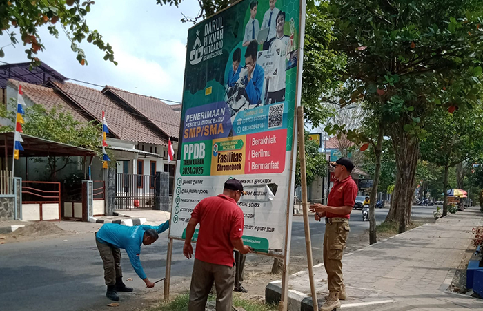 Personel Satpol PP dan Damkar Purworejo saat menertibkan reklame yang melanggar jelang Pilkada 2024, Selasa (6/8).Satpol PP dan Damkar Purworejo untuk Radar Jogja