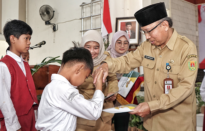 SIMBOLIS: Sekretaris Daerah Kabupaten Magelang Adi Waryanto saat menyerahkan bantuan zakat kepada anak yatim, piatu, dan yatim piatu se-Kabupaten Magelang, Selasa (6/8).
