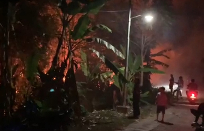 PERTAMA: Api melalap hutan jati di Desa Pacekelan, Bagelen, Purworejo, Selasa (6/8) malam.Satpol PP dan Damkar Purworejo