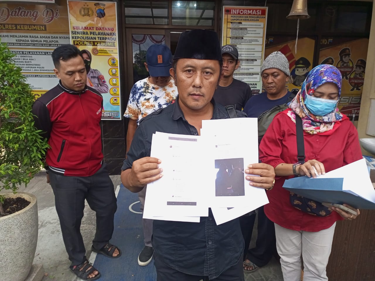 AMBIL LANGKAH HUKUM : Kepala Bidang Penegakan Perda Satpol PP Kebumen Juniadi Prasetyo melaporkan akun Bambang Edi Ngatmin ke Polres Kebumen atas dugaan pencemaran nama baik.(M Hafied/Radar Jogja)