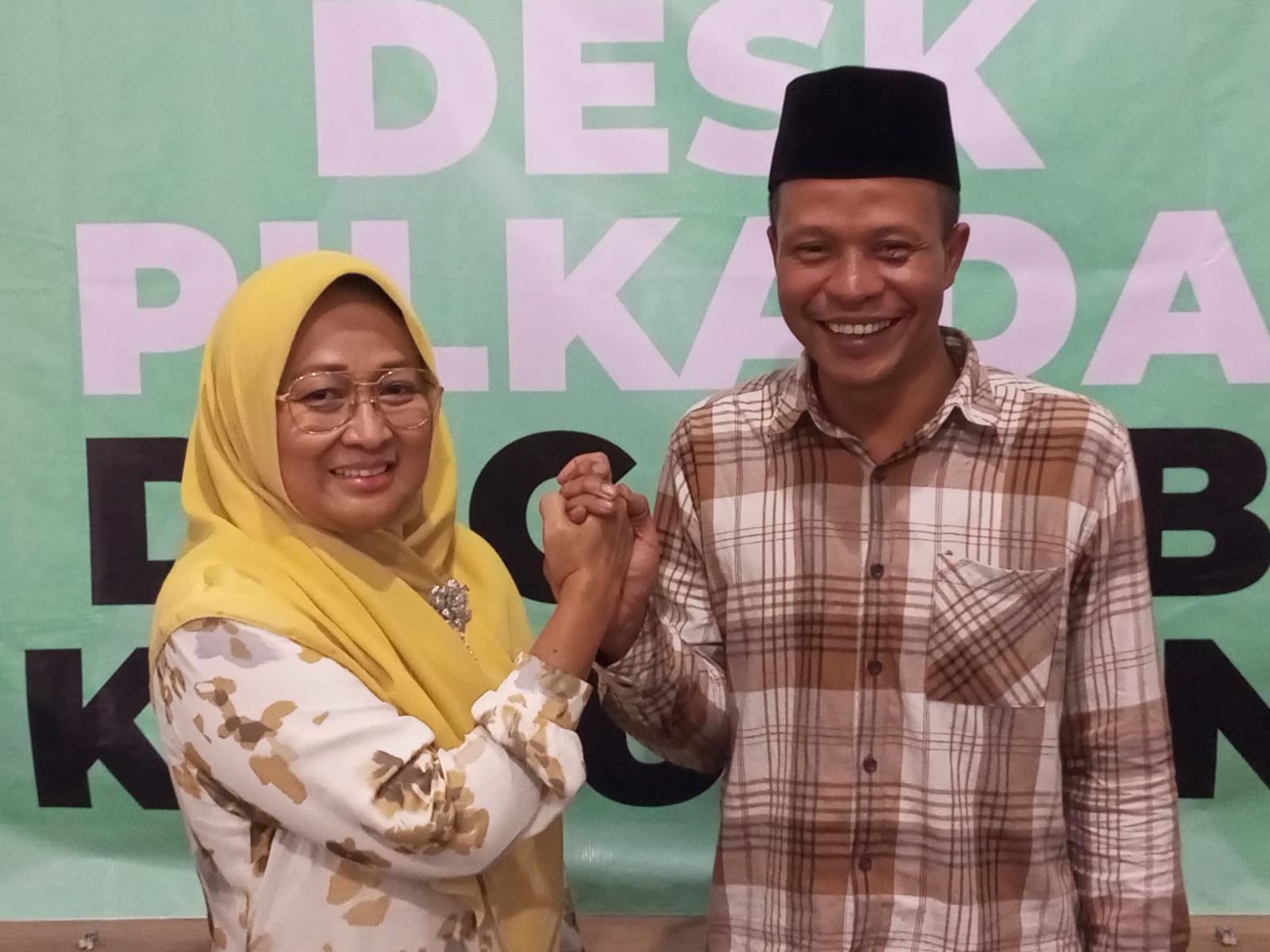 KOMPAK : Lilis Nuryani dan Zaeni Miftah berjabat tangan sebagai simbol kekompakan menghadapi Pilkada 2024. (M Hafied/Radar Jogja)