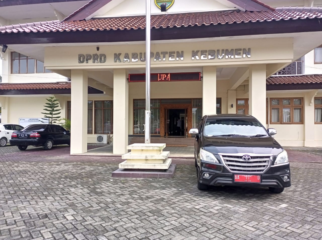 INVENTARIS : Kendaraan dinas pimpinan DPRD Kebumen akan ditarik seiring masa jabatan selesai. (M Hafied/Radar Jogja)