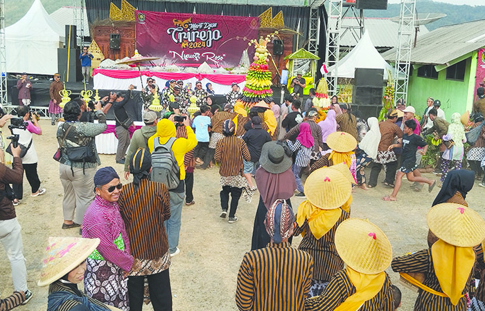 Suasana Merti Desa Trirejo, warga antusias berebut gunungan pada Kamis(8/8) di Lapangan Desa Trirejo. (JIHAN ARON VAHERA/RADAR JOGJA)