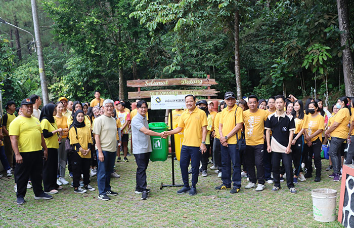 SIMBOLIS: General Manager Grand Artos Hotel & Convention saat menyerahkan bantuan tong sampah kepada Kabid Pertamanan dan Permakaman DLH Kota Magelang, Jumat (9/8).