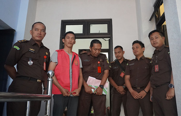PESAKITAN: Kades Surorejan Ngabdun Najah (rompi pink) digelandang petugas Kejari Kebumen usai ditetapkan sebagai tersangka kasus korupsi dana desa.