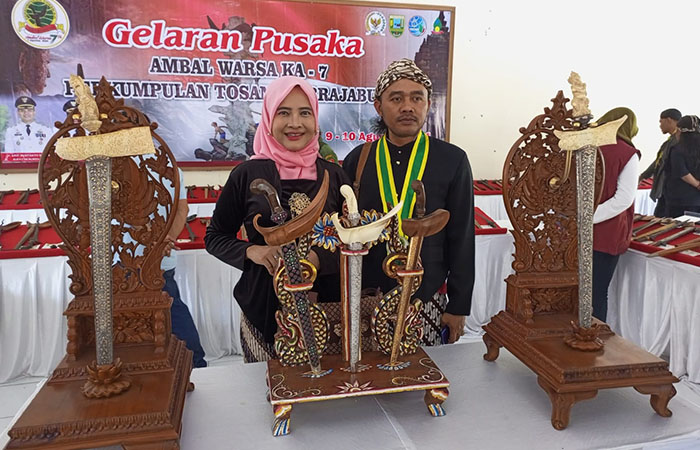 TOSAN AJI: Masyarakat berswafoto dengan keris koleksi presiden terpilih Prabowo Subianto. Keris tersebut dipamerkan dalam Gelaran Pusaka Brajabumi di Pendopo Kecamatan Kebumen.