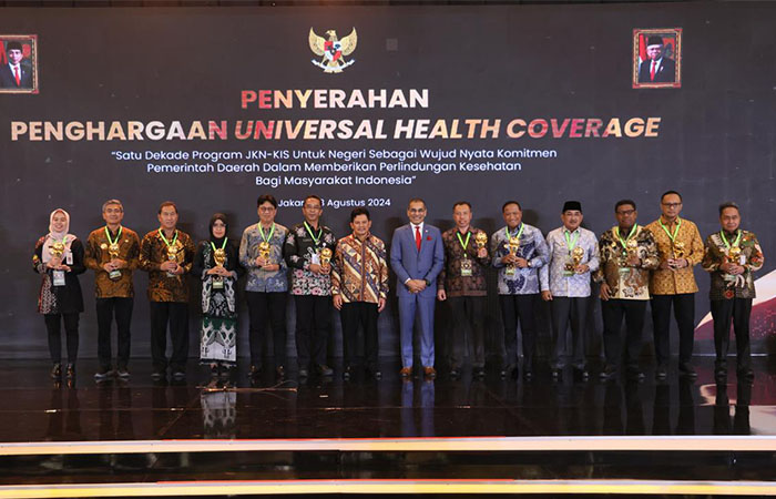 Kepala Dinkes Purworejo saat menerima penghargaan UHC Award 2024 dari pemerintah pusat.