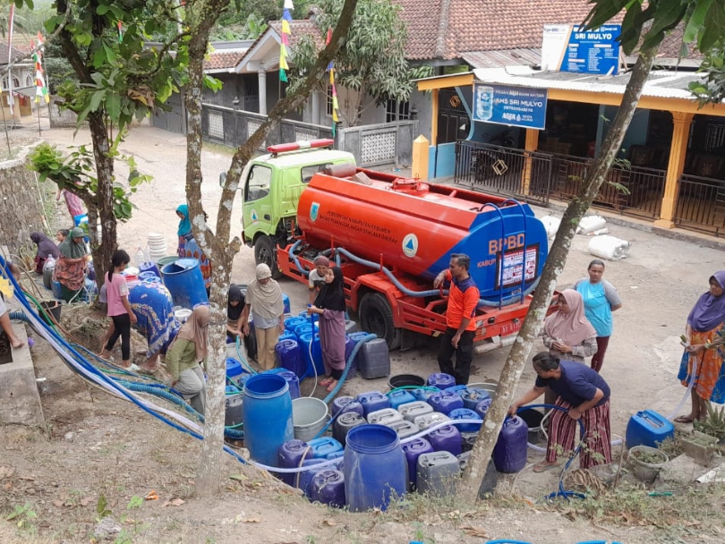DAMPAK KEMARAU : Warga di Kecamatan Karanggayam memanfaatkan bantuan air bersih dari BPBD Kebumen. (Dokumentasi BPBD Kebumen)