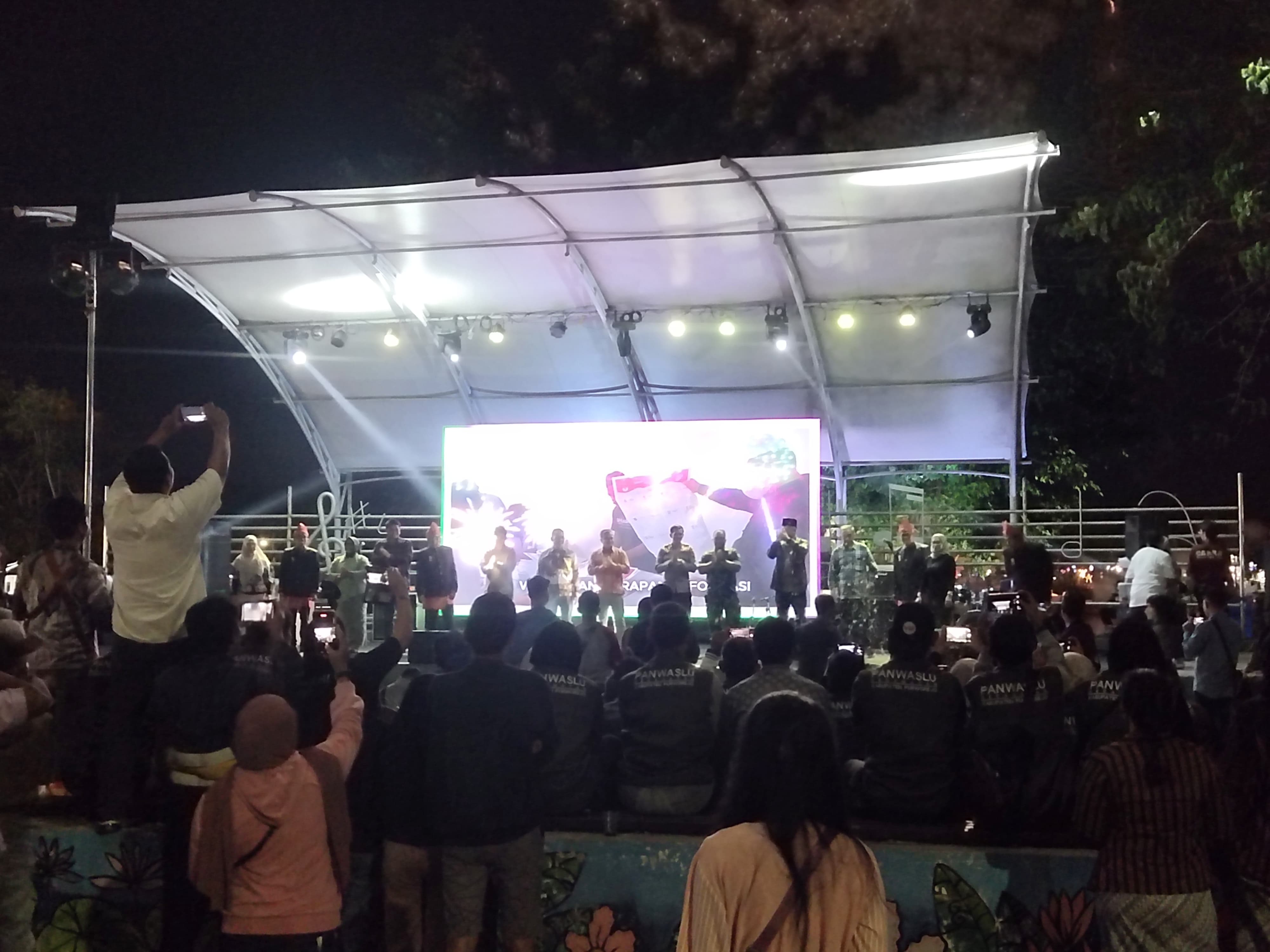 Suasana kick off pengawasan pemilihan 2024 yang diadakan oleh Bawaslu Purworejo, Sabtu (10/8) malam. (JIHAN ARON VAHERA/RADAR JOGJA)