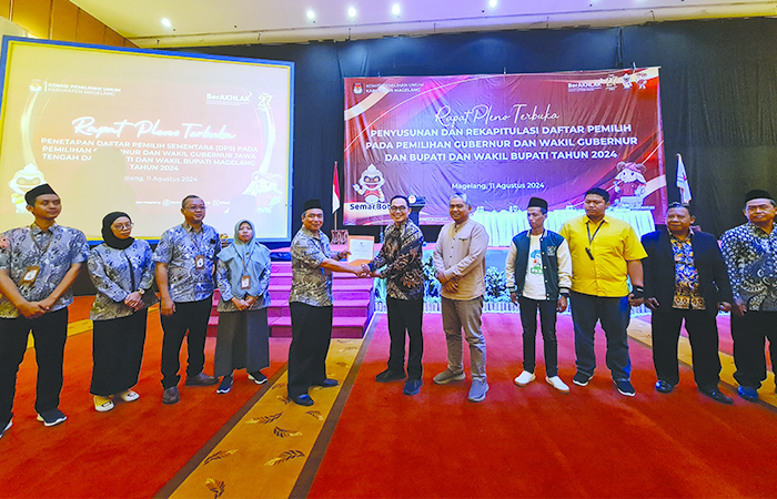 SIMBOLIS: Ketua KPU Kabupaten Magelang saat menyerahkan berita acara penetapan daftar pemilih sementara pada gelaran Pilkada 2024 di Grand Artos Hotel & Convention Magelang, Minggu (11/8).