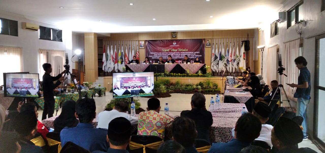 KPU Purworejo menyelenggarakan rapat pleno terbuka rekapitulasi DPHP dan penetapan DPS untuk Pilkada 2024 di Hotel Sanjaya Inn, Minggu (11/8).(JIHAN ARON VAHERA/RADAR JOGJA)