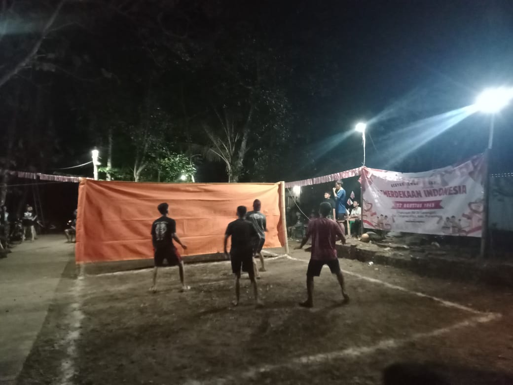 Perlombaan voli terpal di Kelurahan Cangkrepkidul, Kecamatan/Kabupaten Purworejo untuk memeriahkan HUT ke-79 Kemerdekaan RI. (JIHAN ARON VAHERA/RADAR JOGJA)
