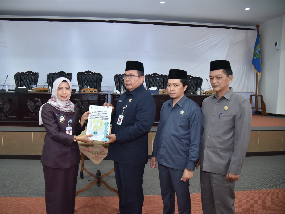 RAPAT PUNGKASAN : DPRD Kebumen menggelar rapat paripurna laporan pansus, Senin (12/8). Sidang paripurna tersebut merupakan agenda terakhir bagi anggota dewan periode 2019-2024. (M Hafied/Radar Jogja)