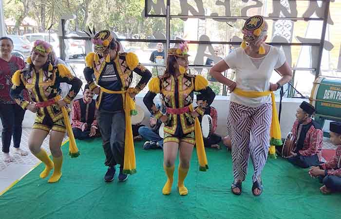 Peserta festival layang-layang di Pantai Ketawang diajak untuk berkunjung ke daya tarik wisata (DTW) di Kabupaten Purworejo. Salah satunya yaitu Museum Tosan Aji Purworejo.