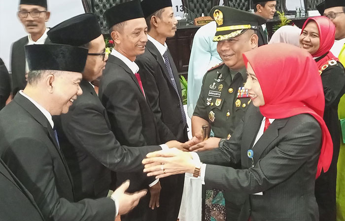 SELAMAT BERTUGAS: Wakil Bupati Kebumen Ritawati Purwaningsih bersalaman dengan anggota DPRD Kebumen periode&nbsp;2024-2029&nbsp;yang baru dilantik.