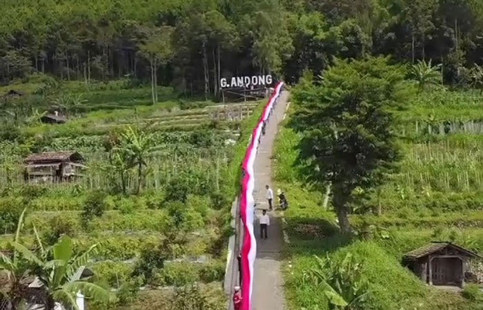 MEMBENTANG: Bendera sepanjang 1.000 meter akan diarak menuju puncak Gunung Andong.