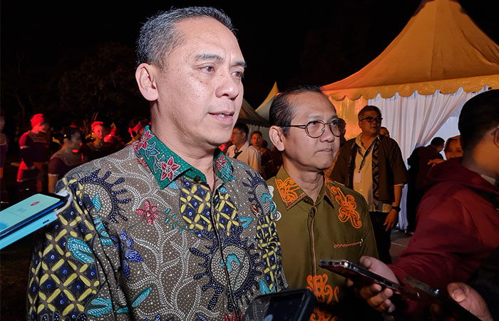 KEJAR TARGET: Wakil Menteri Agama (kiri) didampingi Dirjen Bimas Buddha, Kemenag RI (kanan) saat memberi keterangan pada awak media soal rencana pemasangan chattra, Senin malam (13/8).