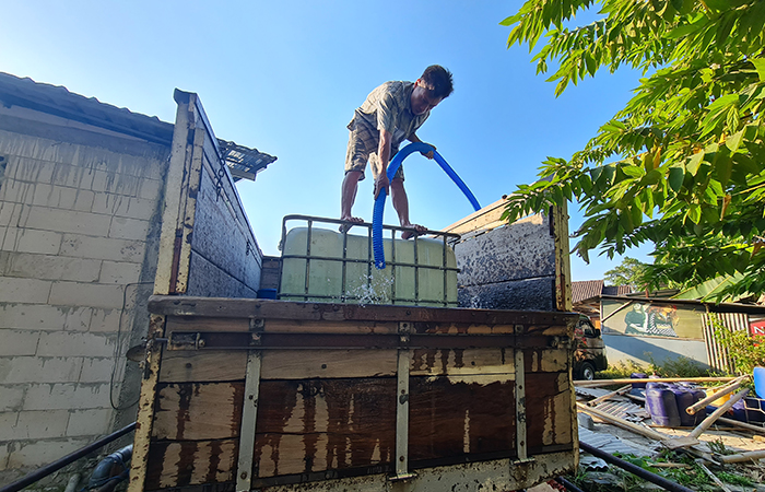 AMBIL AIR: Banyak warga dari luar Ngrajek, Mungkid yang mengambil air dari Tuk Mudal saat musim kemarau untuk memenuhi kebutuhan mereka.NAILA NIHAYAH/RADAR JOGJA