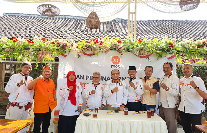 PAPARAN: Ketua DPD PKS Kota Magelang didampingi struktural PKS saat memberi keterangan pada awak media soal Pilkada 2024, Rabu (14/8).&nbsp;NAILA NIHAYAH/RADAR JOGJA