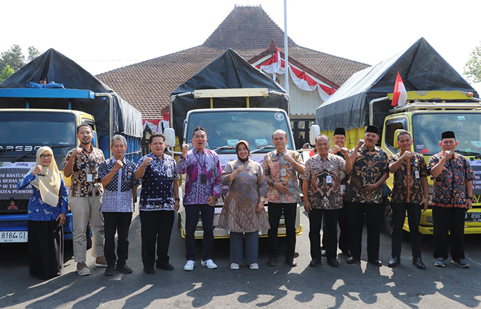 Bupati Purworejo Yuli Hastuti saat melepas penyaluran bantuan beras pada Kamis (15/8) di Pendopo Kabupaten Purworejo.Pemkab Purworejo untuk Radar Jogja