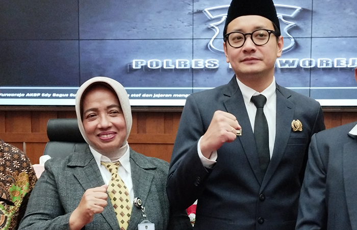 Dion Agasi Setiabudi bersama Yuli Hastuti usai acara pelantikan anggota DPRD Purworejo periode 2024-2029, Rabu (14/8).JIHAN ARON VAHERA/RADAR JOGJA