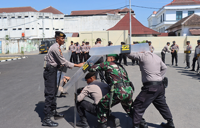 PASANG KUDA-KUDA: Personel Polres Magelang Kota bersama Kodim 0705/Magelang disiagakan untuk mengendalikan massa jelang kontestasi Pilkada 2024.Humas Polres Magelang Kota