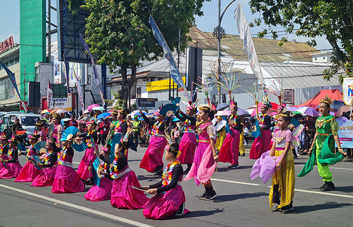 MERIAH: Para peserta karnaval dari berbagai elemen tampil memukau di depan panggung kehormatan, sisi timur Alun-alun Kota Magelang pada 2023 lalu.NAILA NIHAYAH/RADAR JOGJA