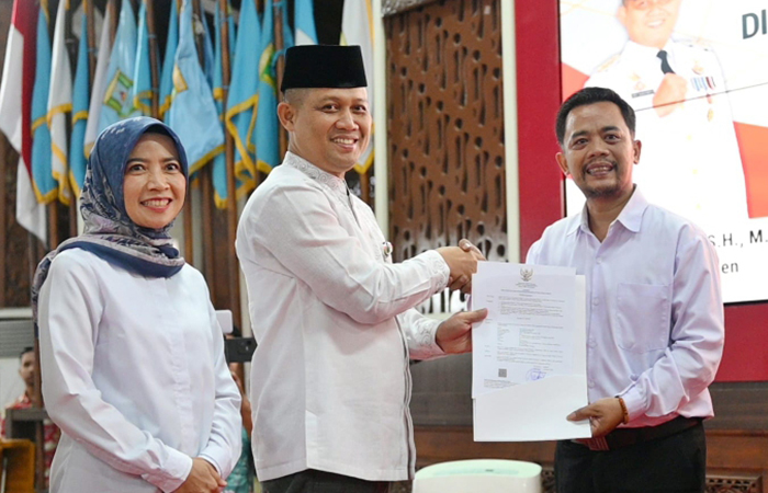Bupati Kebumen Arif Sugiyanto secara simbolis menyerahkan surat keputusan tentang penetapan guru PPPK. (Dokumentasi Prokopim Kebumen)