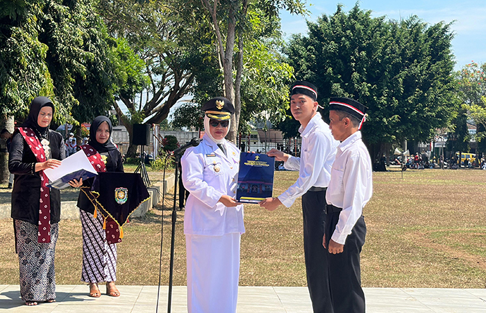 SIAP BERKOMPETISI : Pasangan Lilis Nuryani-Zaeni Miftah menerima surat rekomendasi dari DPP Partai Gerindra untuk maju Pilkada 2024.(Dokumentasi tim Lilis-Zaeni)