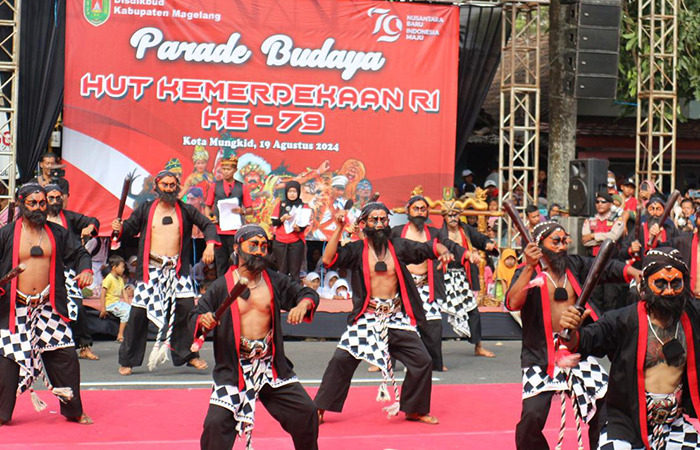MERIAH: Masing-masing kontingen unjuk gigi menampilkan keseniannya saat gelaran Parade Budaya yang diadakan oleh Pemkab Magelang, Senin (19/8).Prokompim Kabupaten Magelang