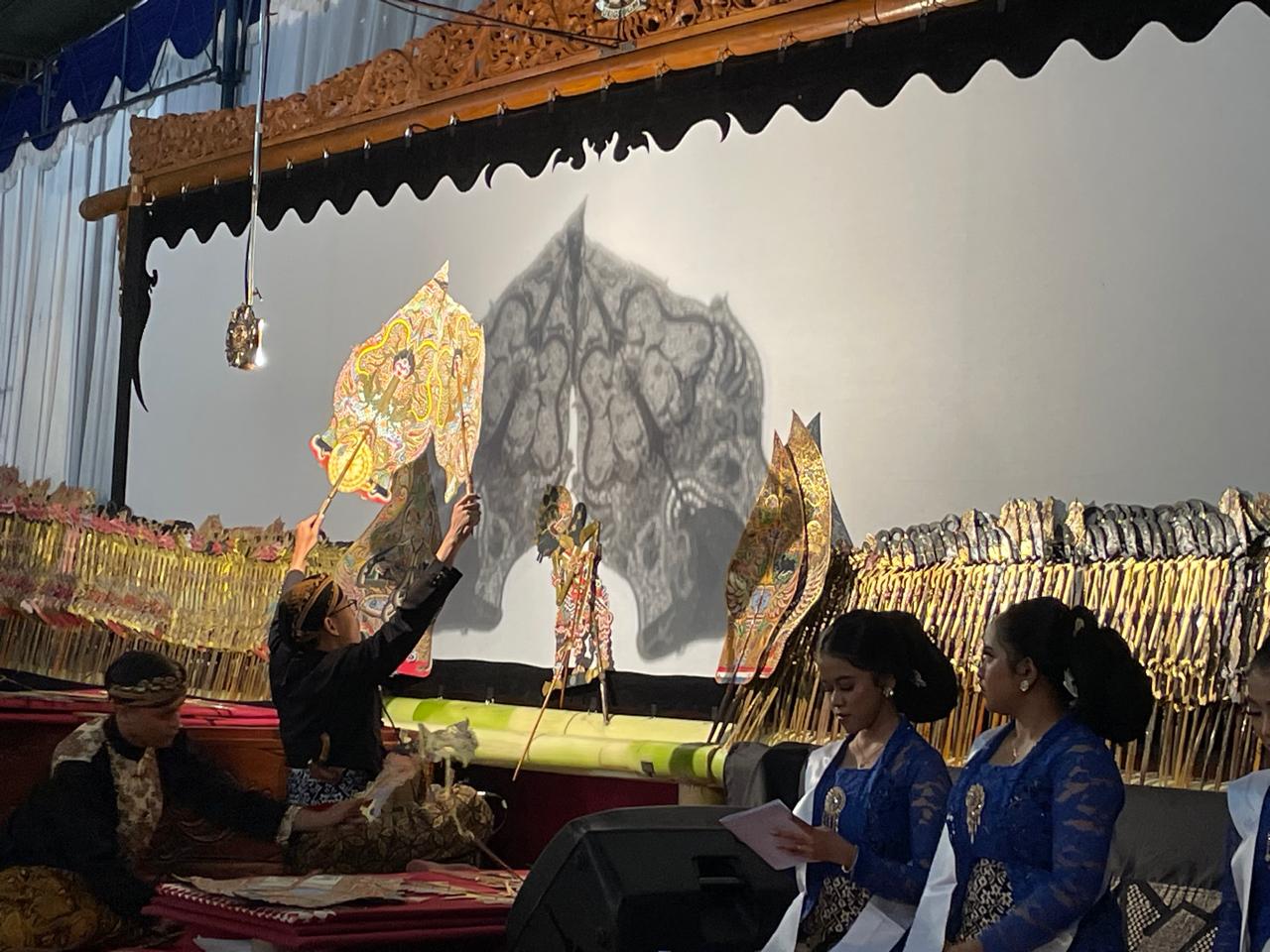 Pentas wayang kulit memeringati dies natalis Fakultas Filsafat UGM Senin (19/8/2024). (doc Fak Filsafat UGM)