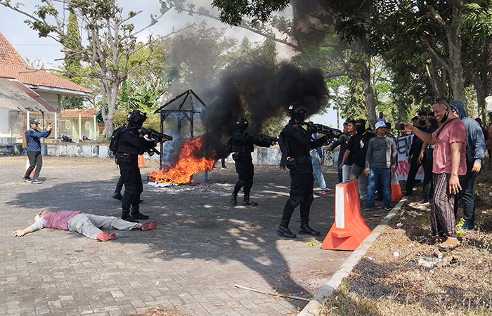 ANTISIPASI: Situasi simulasi sispamkota dalam rangka persiapan pengaman Pilkada 2024, di Terminal Lama Purworejo, (21/8). antisipasi dalam menghadapi situasi darurat yang mungkin terjadi di wilayah