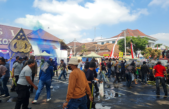 ANARKIS: Para pengunjuk rasa terus berusaha membobol barikade polisi. Mereka menuntut kecurangan dalam tahapan Pilkada 2024