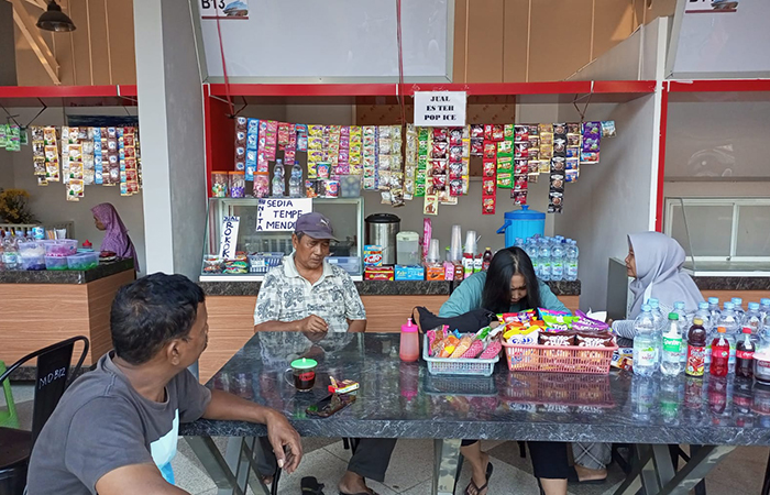 BOYONGAN : Para pedagang kaki lima (PKL) Alun-Alun Kebumen mulai pindah ke tempat baru, yakni di Taman Kuliner Kapal Mendoan. (M Hafied/Radar Jogja)