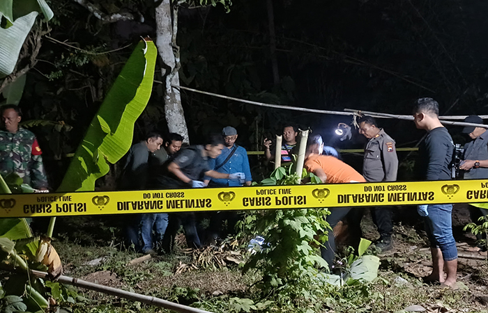 Polisi saat melakukan olah TKP kasus pembunuhan di Desa Jogoboyo, Purwodadi, Purworejo pada Selasa (20/8) malam.&nbsp;ISTIMEWA