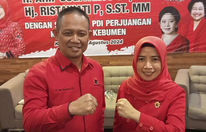 KANDIDAT : Arif Sugiyanto bersama Ristawati Purwaningsih menghadiri konsolidasi DPC PDI Perjuangan Kebumen. (M Hafied/Radar Jogja)