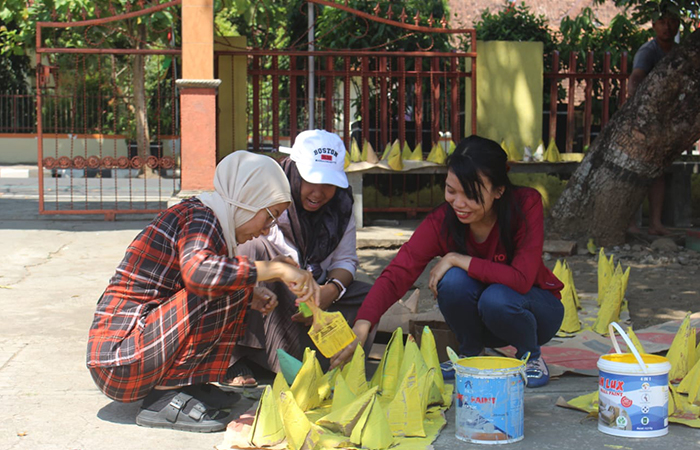 Para guru, siswa, dan wali murid siswa SDN Ngupasan saling bekerja sama membuat properti untuk karnaval SD/MI dan SMP/MTs pada Sabtu (24/8) mendatang.SDN Ngupasan untuk Radar Jogja