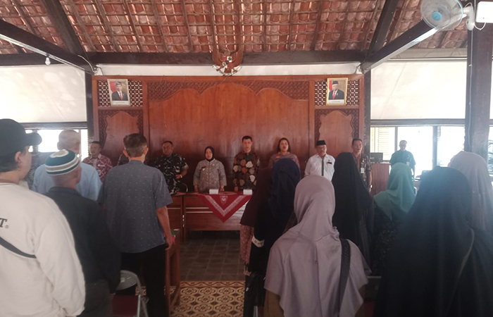 Pedagang Pasar Kutoarjo mendapatkan bantuan dari Pemkab Purworejo dan CSR, Kamis (22/8).ISTIMEWA