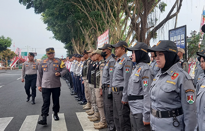 MONITOR: Kapolres Magelang Kota AKBP Dhanang Bagus Anggoro saat memeriksa para personel pada apel gelar pasukan Operasi Mantap Praja Candi 2024, Jumat (23/8).