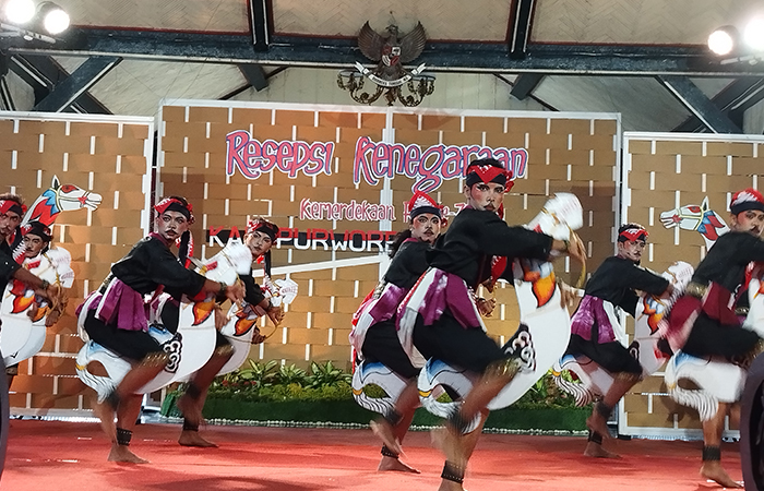 Tarian Jaran Bolong perdana ditampilkan pada acara Resepsi Kenegaraan RI di Pendopo Kabupaten Purworejo, Jumat (23/8).