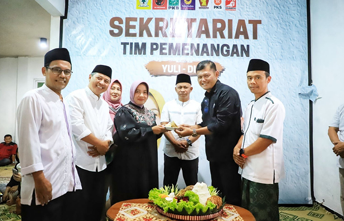 Tim Pemenangan bapaslon Bupati dan Wakil Bupati Purworejo Yuli-Dion saat meresmikan sekretariat tim pemenangan di Kelurahan Sindurjan RT 4/ RW 5, Kecamatan/Kabupaten Purworejo, Kamis (22/8).